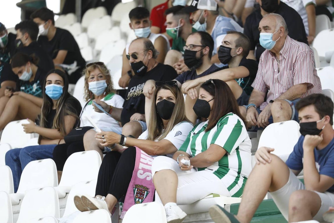 El regreso masivo del público a la grada del Arcángel en el Córdoba CF - Cádiz B, en imágenes