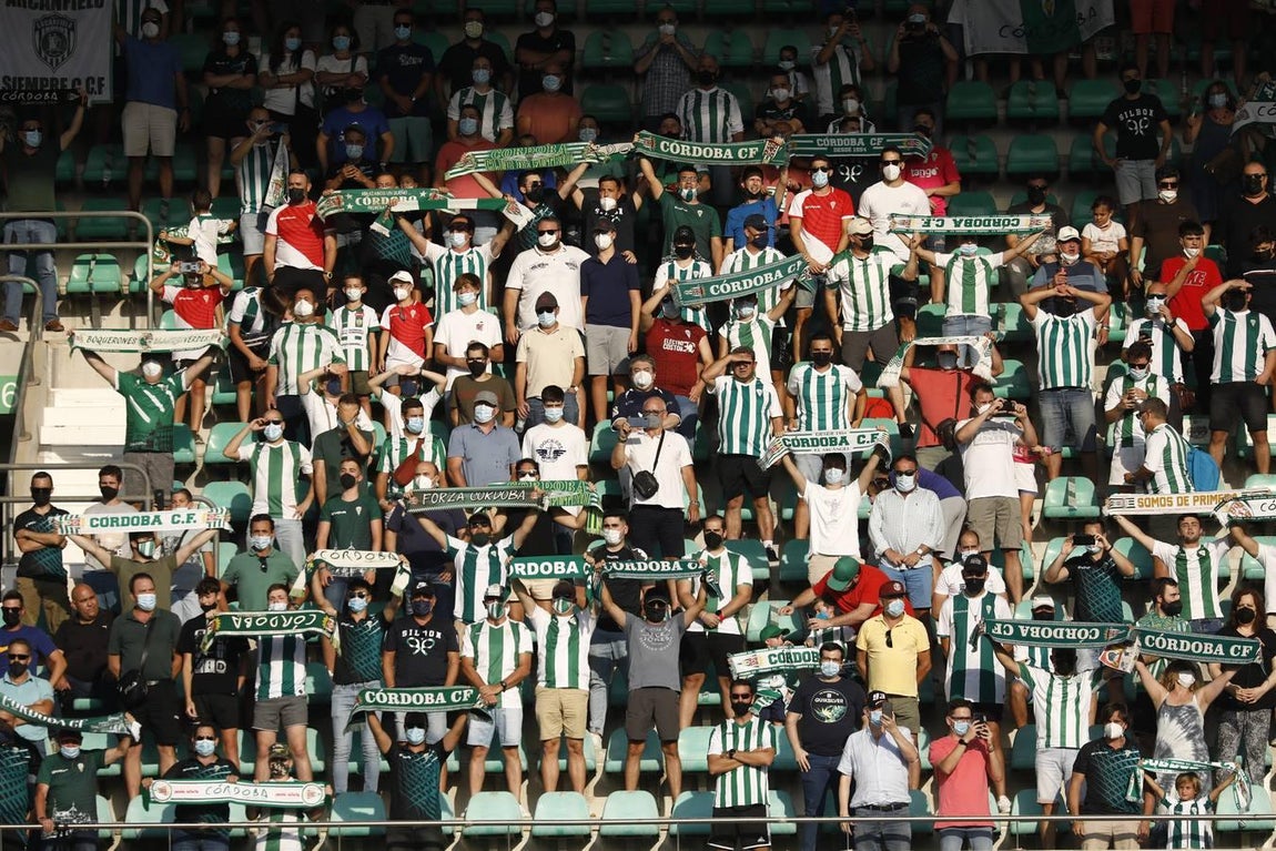 El regreso masivo del público a la grada del Arcángel en el Córdoba CF - Cádiz B, en imágenes