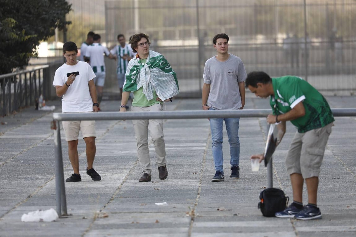 El regreso masivo del público a la grada del Arcángel en el Córdoba CF - Cádiz B, en imágenes