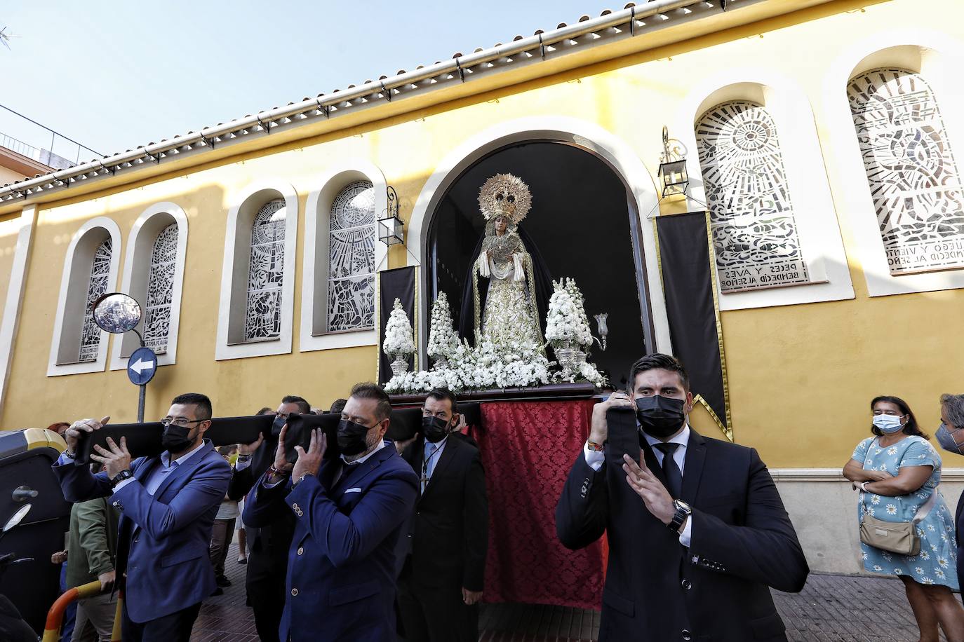 El rezo del rosario de La Soledad, en imágenes