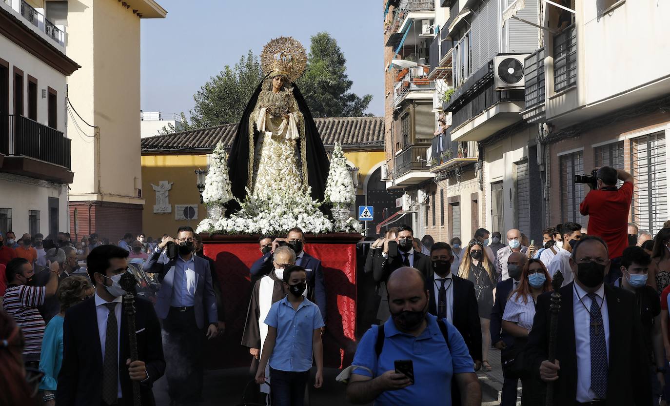 El rezo del rosario de La Soledad, en imágenes