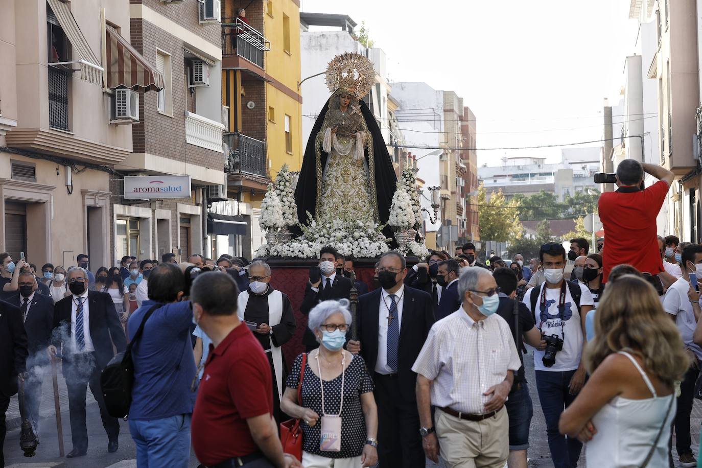 El rezo del rosario de La Soledad, en imágenes