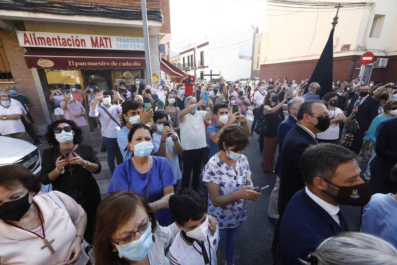 El rezo del rosario de La Soledad, en imágenes