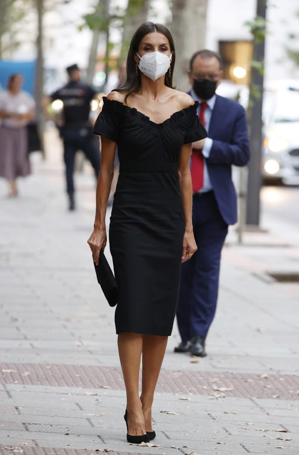 2021 - Los vestidos más icónicos de la Reina Letizia. En una de sus últimas apariciones públicas, <a href="https://www.abc.es/estilo/moda/abci-reina-letizia-retoma-agenda-vestido-sostenible-apto-para-cualquier-ocasion-202109071130_noticia.html" target="_blank">en los premios Retina ECO </a>optó por un vestido midi con escote Bardot y un fruncido en el borde que se fusionaba con las mangas ligeramente acampanadas que dejaban al descubierto los hombros. Un diseño sostenible de la firma María Malo, con sede en Tarifa. Lo combinó con unos salones destalonados de Carolina Herrera, una cartera rígida de Magrit, unos pendientes largos con forma de lágrima de Tous y su inseparable sortija geométrica de Karen Hallam.