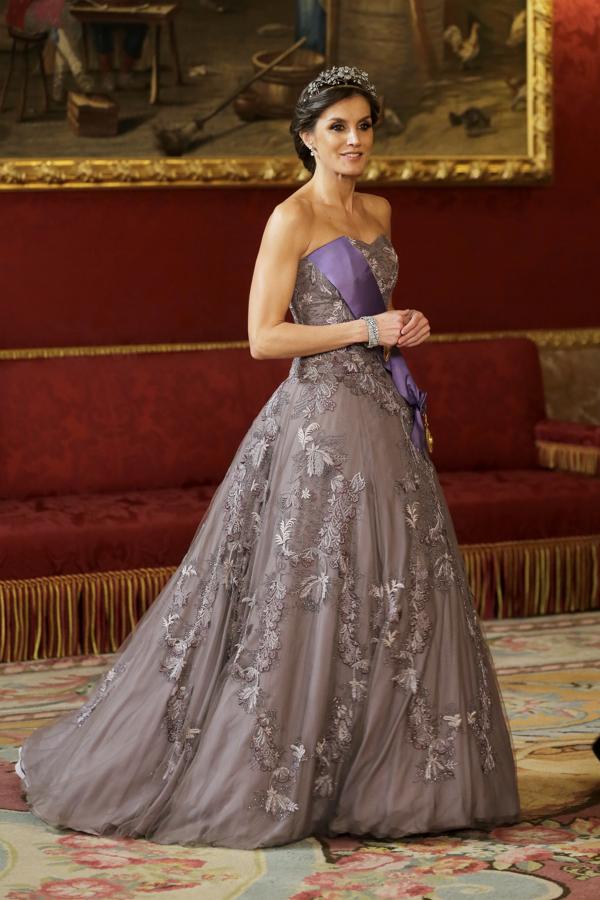 2019 - Los vestidos más icónicos de la Reina Letizia. Ese mismo año, en la cena de gala con el Presidente de Perú deslumbró con un voluminoso vestido palabra de honor de Felipe Varela que llevó por primera vez en 2011, en la cena previa a la boda del príncipe Guillermo y Kate Middleton. Para la ocasión añadió una tiara de flores con brillantes que fue un regalo de Francisco Franco a la Reina Sofía (que en aquel momento todavía era princesa) en su boda.