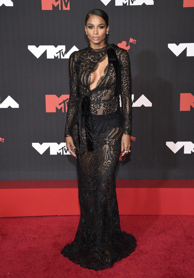 Ciara, en la alfombra roja de los MTV VMA's 2021. Con vestido de encaje negro con detalle de 'cut out' de Tom Ford.