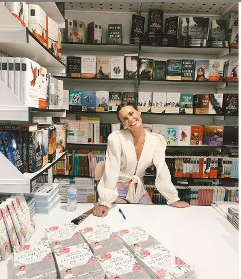 Claudia Osborme es uno de los rostros conocidos que firma ejemplares estos días en la Feria del Libro de Madrid. A falta de pocos días para desposarse con José María Entrecanales Jr., la hija de Bertín Osborne no puede estar más feliz tras publicar el pasado año su primer libro: 'Lo mejor de ti'. 