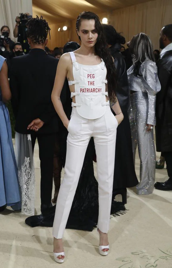 Cara Delevingne - Alfombra roja de la Gala MET 2021. Fue una de las pocas que acudió con pantalón. Lo hizo con unn look muy reivindicativo en color blanco firmado por Dior.