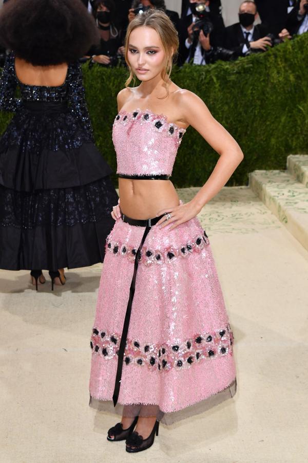 Lily Rose Depp - Alfombra roja de la Gala MET 2021. Fiel a Chanel con un dos piezas rosa bebé con lentejuelas formado por un crop top y una falda con volumen y el bajo de tul.