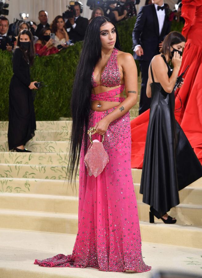 Lourdes Leon - Alfombra roja de la Gala MET 2021. Lo dió todo al rosa y a las lentejuelas con un diseño vaporoso de Moschino con aberturas en la parte central y pronunciado escote.