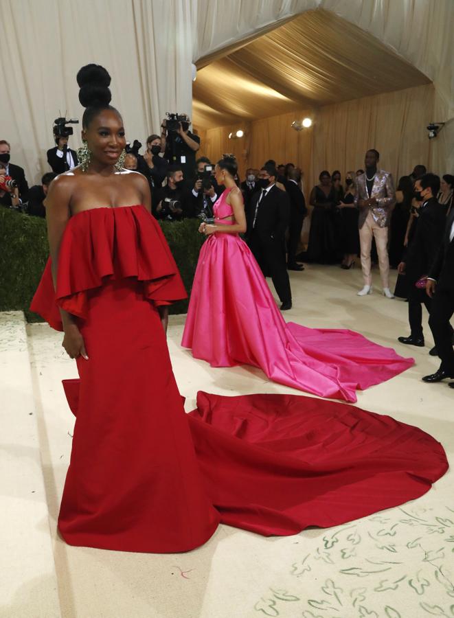 Venus Williams - Alfombra roja de la Gala MET 2021. Defendió a la perfección un diseño rojo palabra de honor de Prabal Gurung con un volante en el escote y amplia cola.