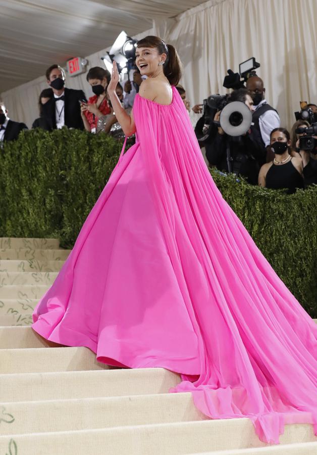 Carey Mulligan - Alfombra roja de la Gala MET 2021. Lució un diseño fucsia con escote palabra de honor y cuerpo encorsetado en el que no faltaba unna amplia falda con cola, firmado por Valentino Couture.