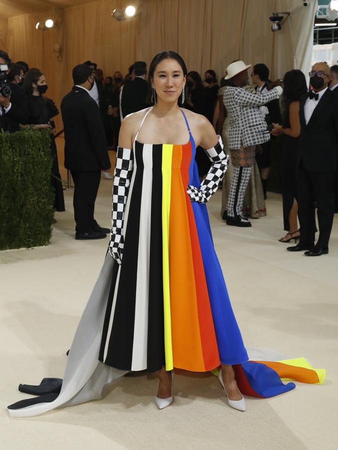 Eva Chen - Alfombra roja de la Gala MET 2021. La directora de moda de Instagram se decantó por un colorido diseño que alternaba cuadros y rayas multicolor.