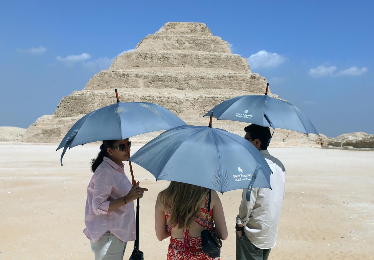 Al sur de El Cairo, la tumba se encuentra cerca de la famosa pirámide escalonada del faraón de la III Dinastía, la primera estructura de piedra a gran escala de Egipto, que a su vez estuvo cerrada para su restauración hasta marzo de 2020.. 