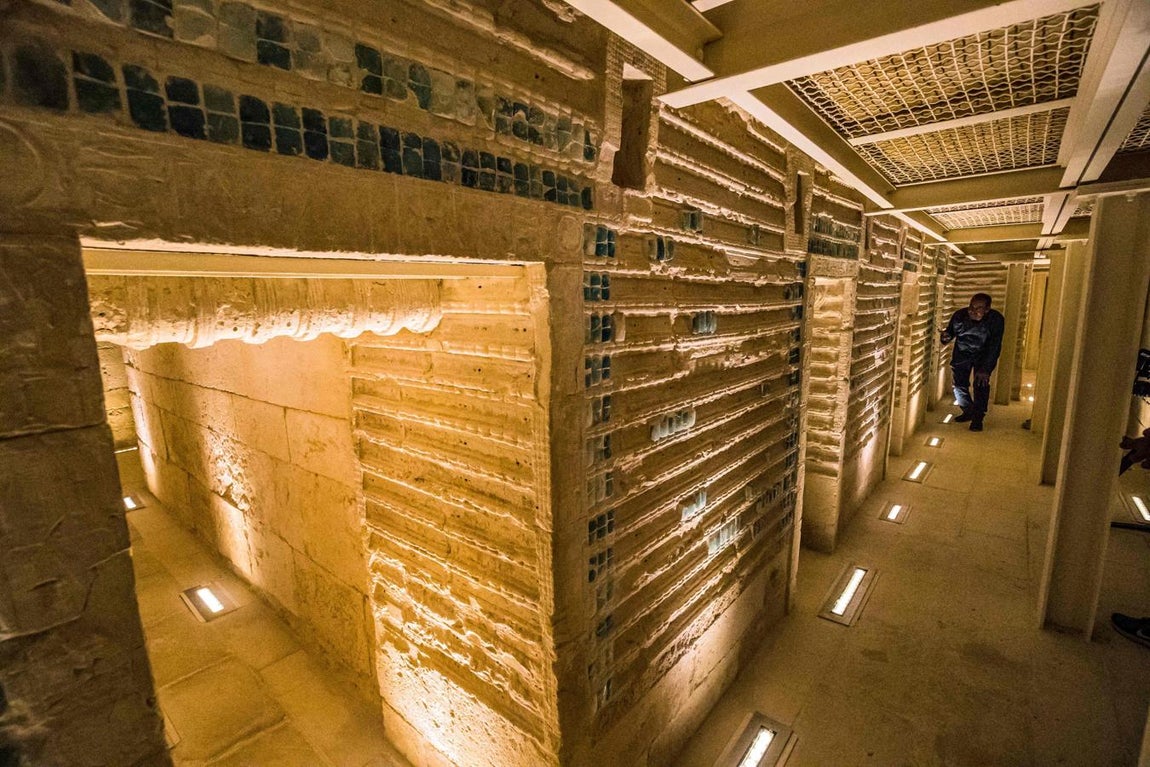 La tumba posee una serie de pasillos con incluso algunas puertas falsas que han sido descritos como los «elementos arquitectónicos y decorativos más importantes» de la tumba. 