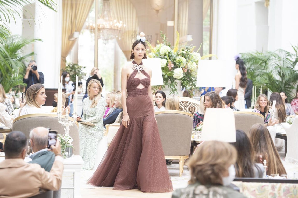 Jorge Vázquez primavera/verano 2022. Con cierta austeridad dentro de la explosión de delicadeza, Jorge Vázquez alternó con maestría los vestidos drapeados con los pantalones anchos, los modelos de corte lencero con otros elaborados en lino belga. La inspiración en los años 20 y quizás en el trabajo de Mademoiselle Chanel, que comenzó por aquel entonces, ha impulsado a Jorge a presentar un desfile de elegancia contenida muy ponible, con acertadas combinaciones de zapatos y atuendos, una feminidad sin complejos no exenta de rigor y exquisitos cortes de sastrería.