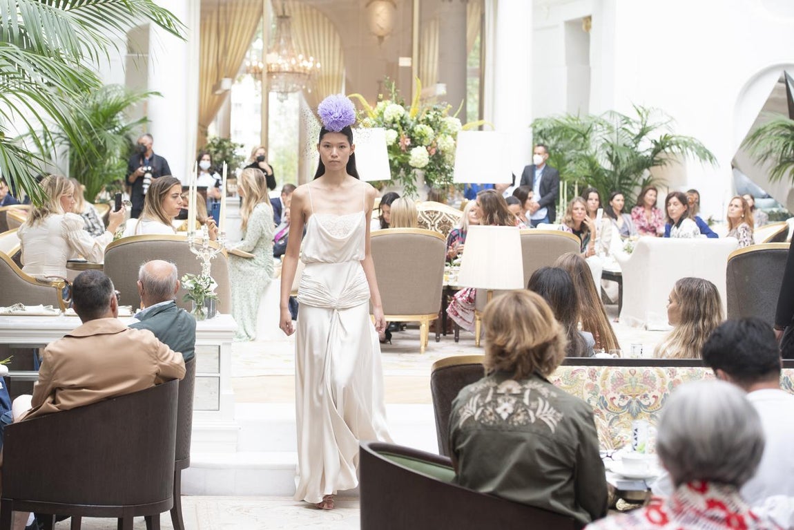 Jorge Vázquez primavera/verano 2022. Es un placer comenzar la semana de la moda madrileña con una reunión elegante y cuidada, en un entorno apetecible, con las caras postvacacionales y relucientes de Eugenia Martínez de Irujo, Margarita de Vargas o Carla Goyanes, entre otras conocidas invitadas. Pero sobre todo, se agradece el esfuerzo, la atención al detalle y el mimo que Jorge Vázquez y su equipo ponen en todos sus proyectos. Y no deja de ser un orgullo que en España se presenten colecciones serias, bien cortadas, comerciales, factibles y exportables como las de Jorge, muy alejadas del fetichismo tremendista de algunos creadores de nuevo cuño que nada parecen conocer del gremio. No en vano, Vázquez creció entre telas, con una madre que ya entonces se dedicaba a la costura. Y se nota. En la profesionalidad no aplica el “veinte años no es nada” de Gardel.