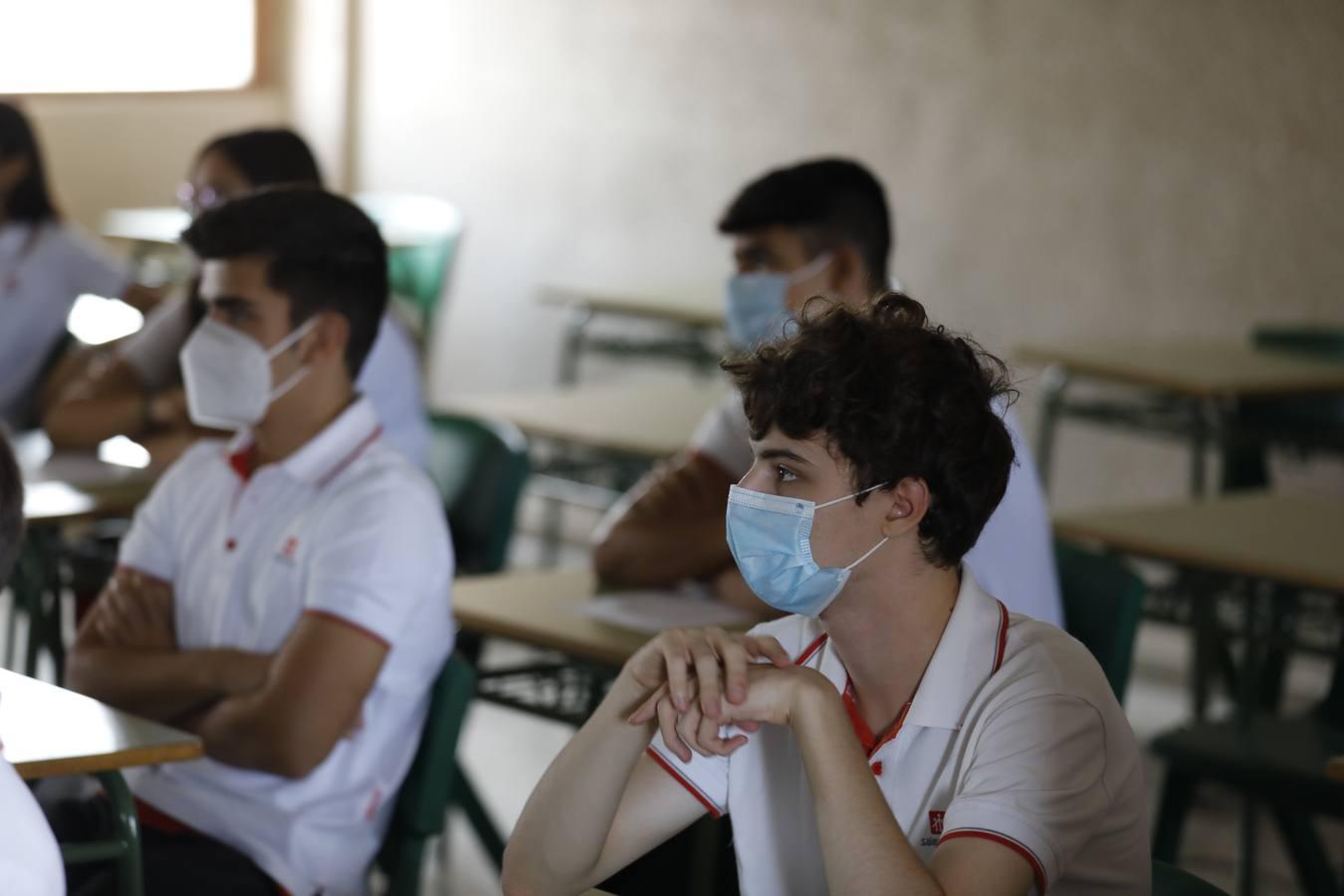 El regreso a las aulas de Secundaria en Córdoba, en imágenes