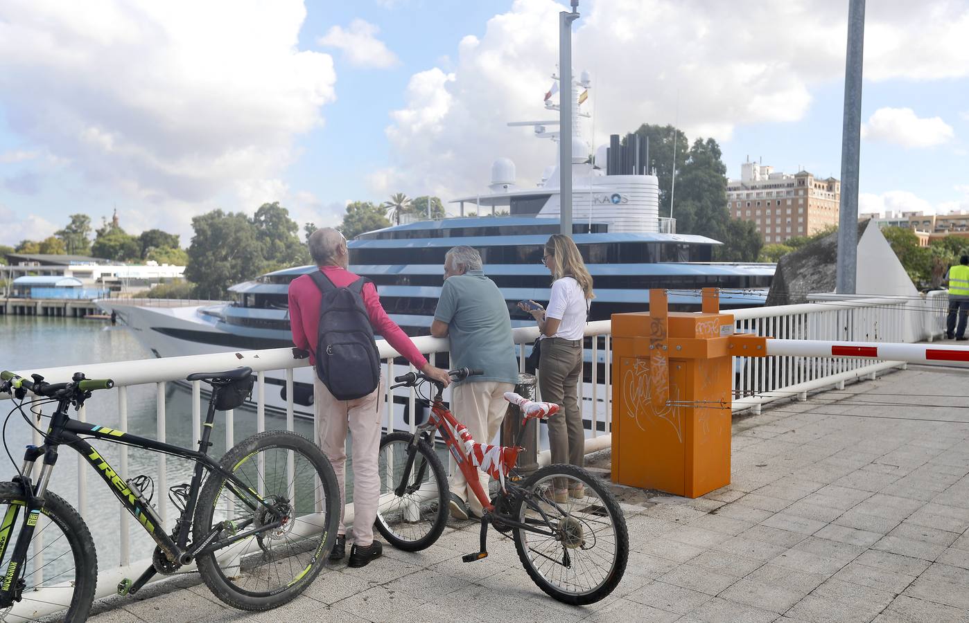 El megayate 'Kaos' abandona la ciudad de Sevilla tras una semana