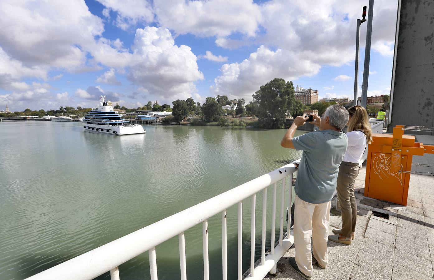 El megayate 'Kaos' abandona la ciudad de Sevilla tras una semana