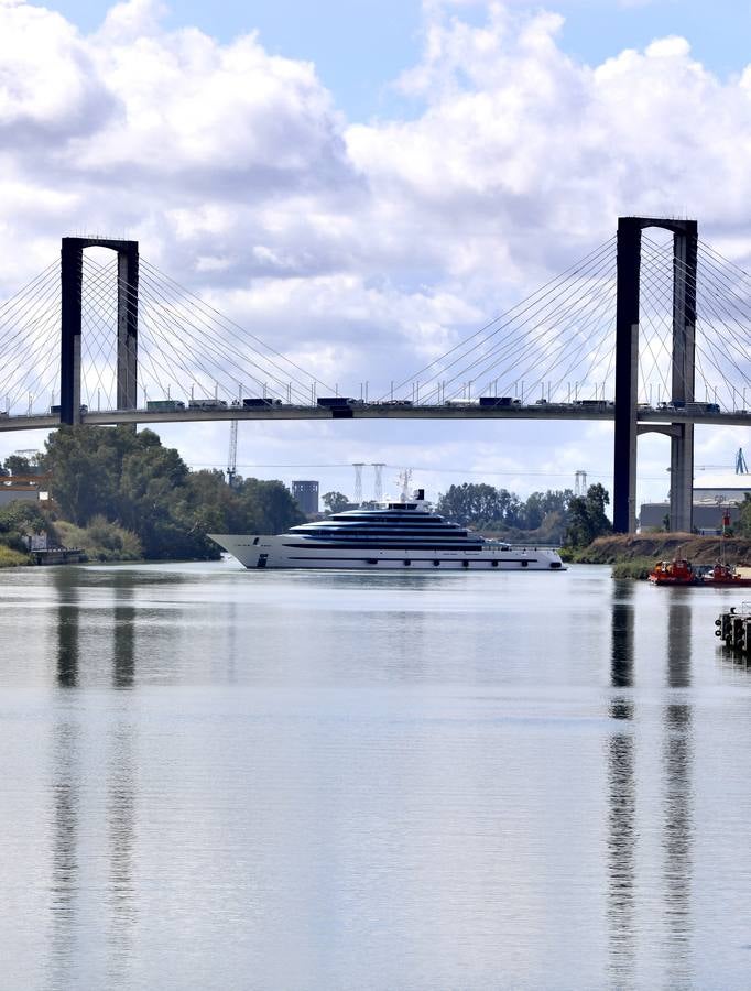 El megayate 'Kaos' abandona la ciudad de Sevilla tras una semana