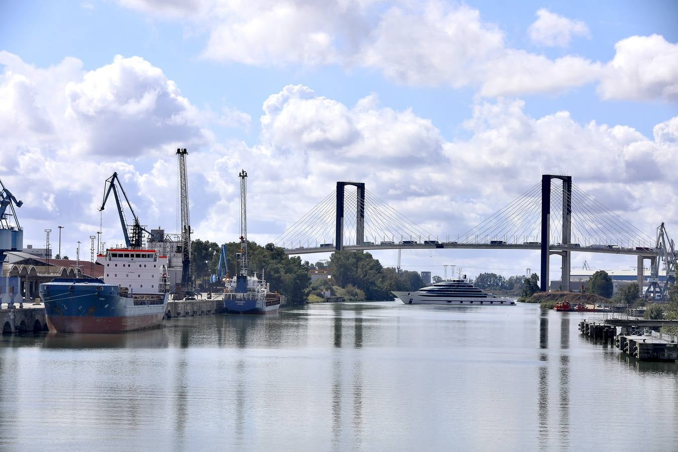 El megayate 'Kaos' abandona la ciudad de Sevilla tras una semana