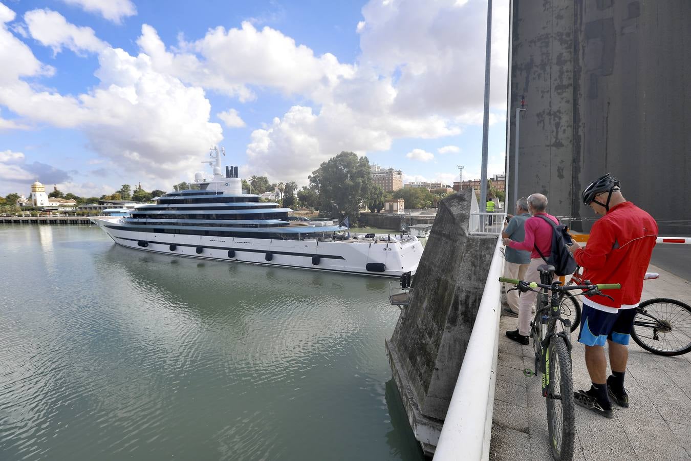 El megayate 'Kaos' abandona la ciudad de Sevilla tras una semana