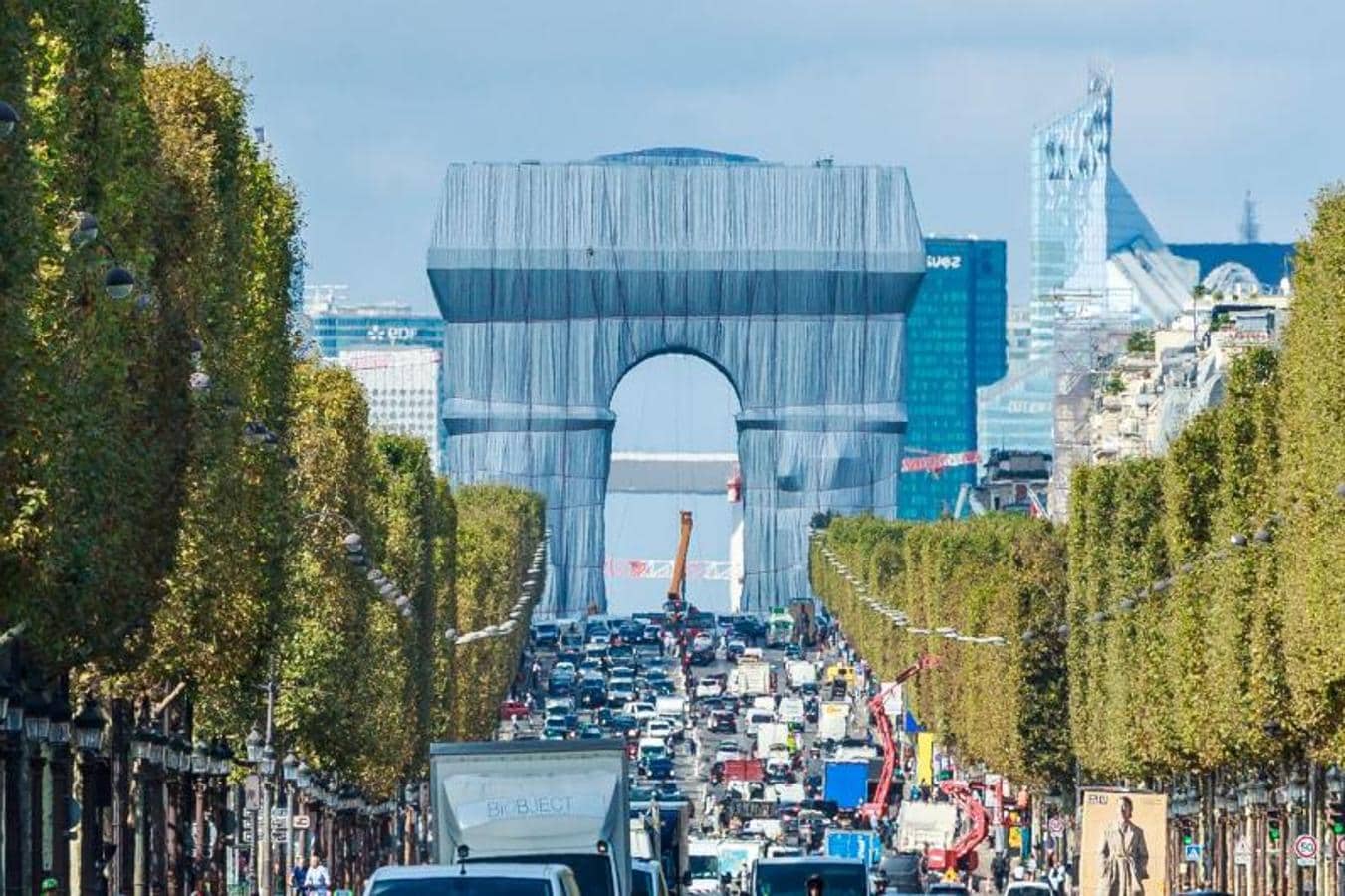 Así, el Arco del Triunfo, de 50 metros de altura, se ha transformado por completo en un gigantesco paquete de regalo, sujeto por 3.000 metros de cuerda roja. 