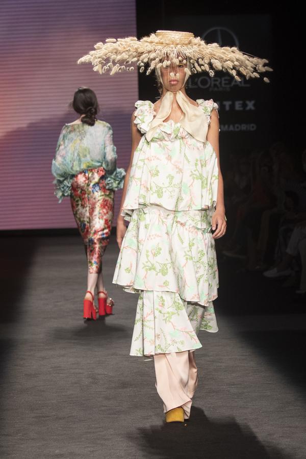 Vestido fluido de volantes. 