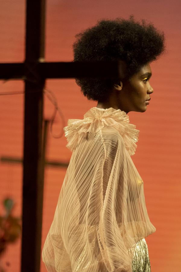 Camisa abullonada en mangas combinada con falda de brillos. 