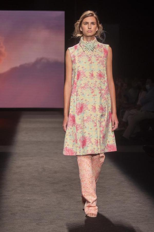 Pantalones de pitillo con chaquetas sin mangas. 