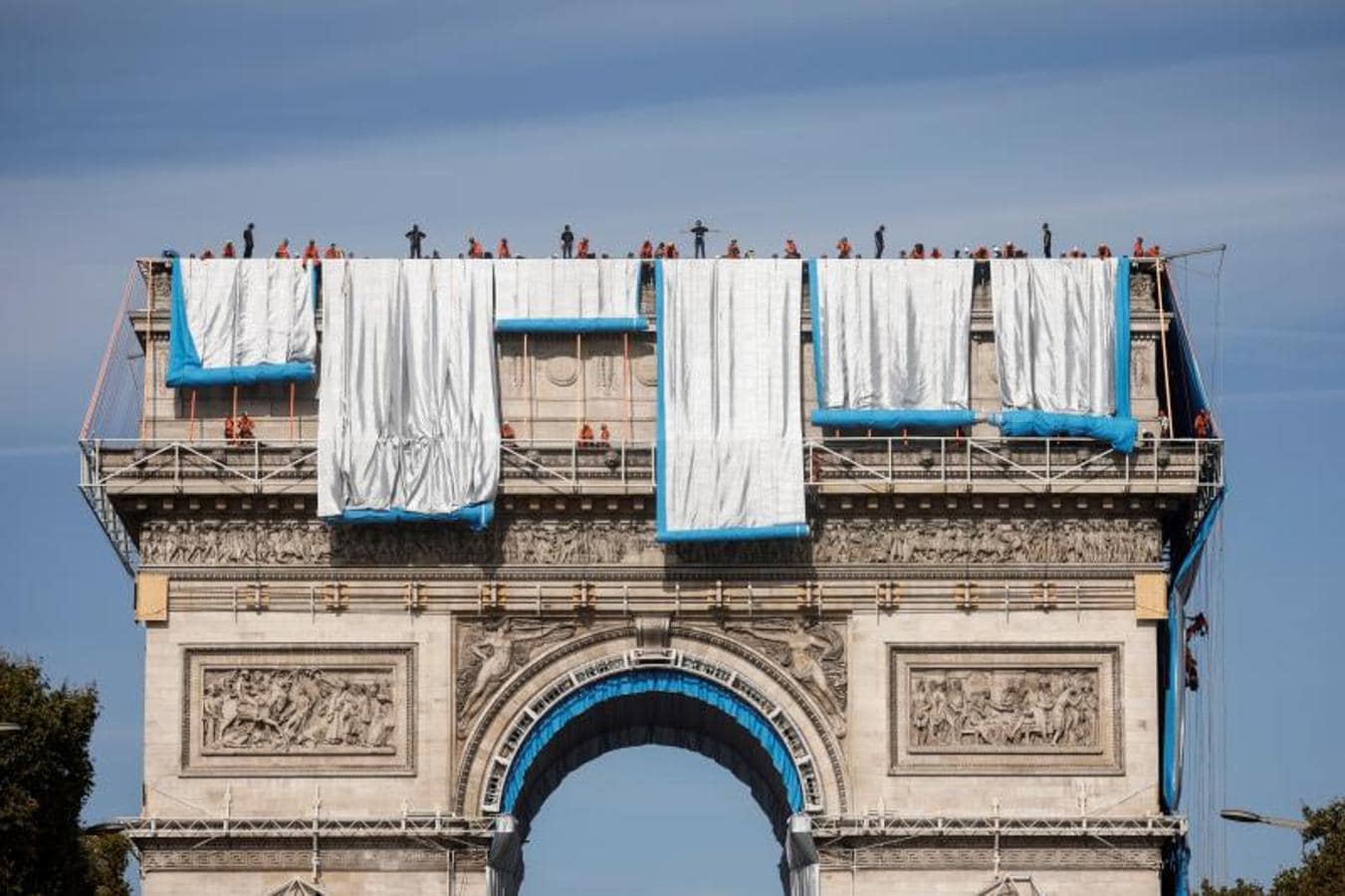 Jeanne-Claude murió cuando la pareja trabajaba en su proyecto último: empaquetar el Arco del Triunfo, construido a mayor gloria de Napoleón Bonaparte y la historia militar de Francia. Su compañero, Christo, murió hace poco más de un año, cuando ese proyecto entraba en su fase final. 