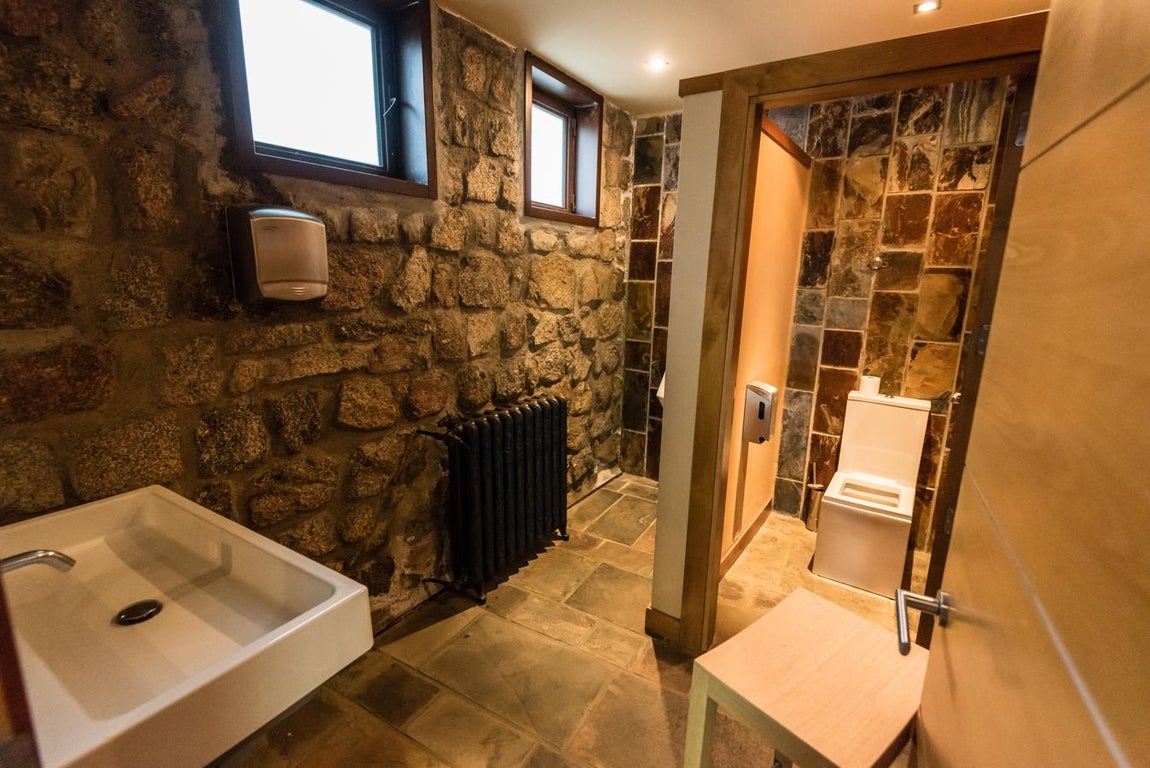 El lujoso castillo medieval que busca dueño. Los baños también están adaptados a personas con movilidad reducida.