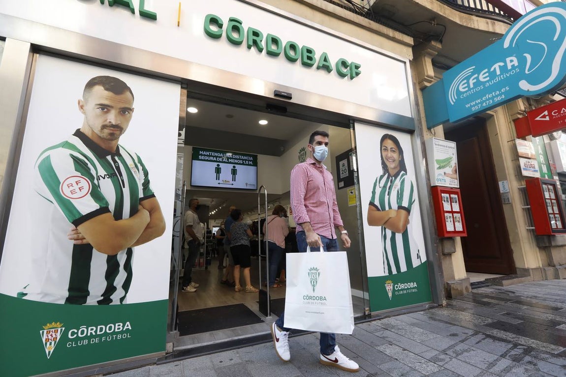 En imágenes, la tienda del Córdoba CF vende ya las nuevas camisetas