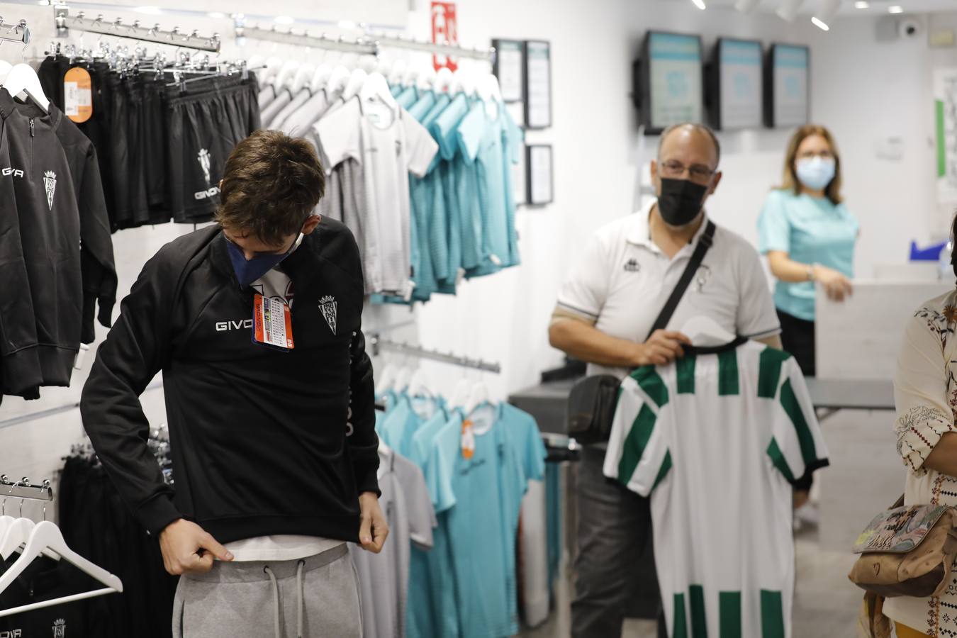 En imágenes, la tienda del Córdoba CF vende ya las nuevas camisetas