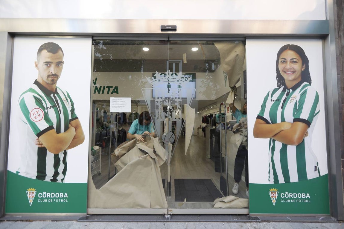 En imágenes, la tienda del Córdoba CF vende ya las nuevas camisetas