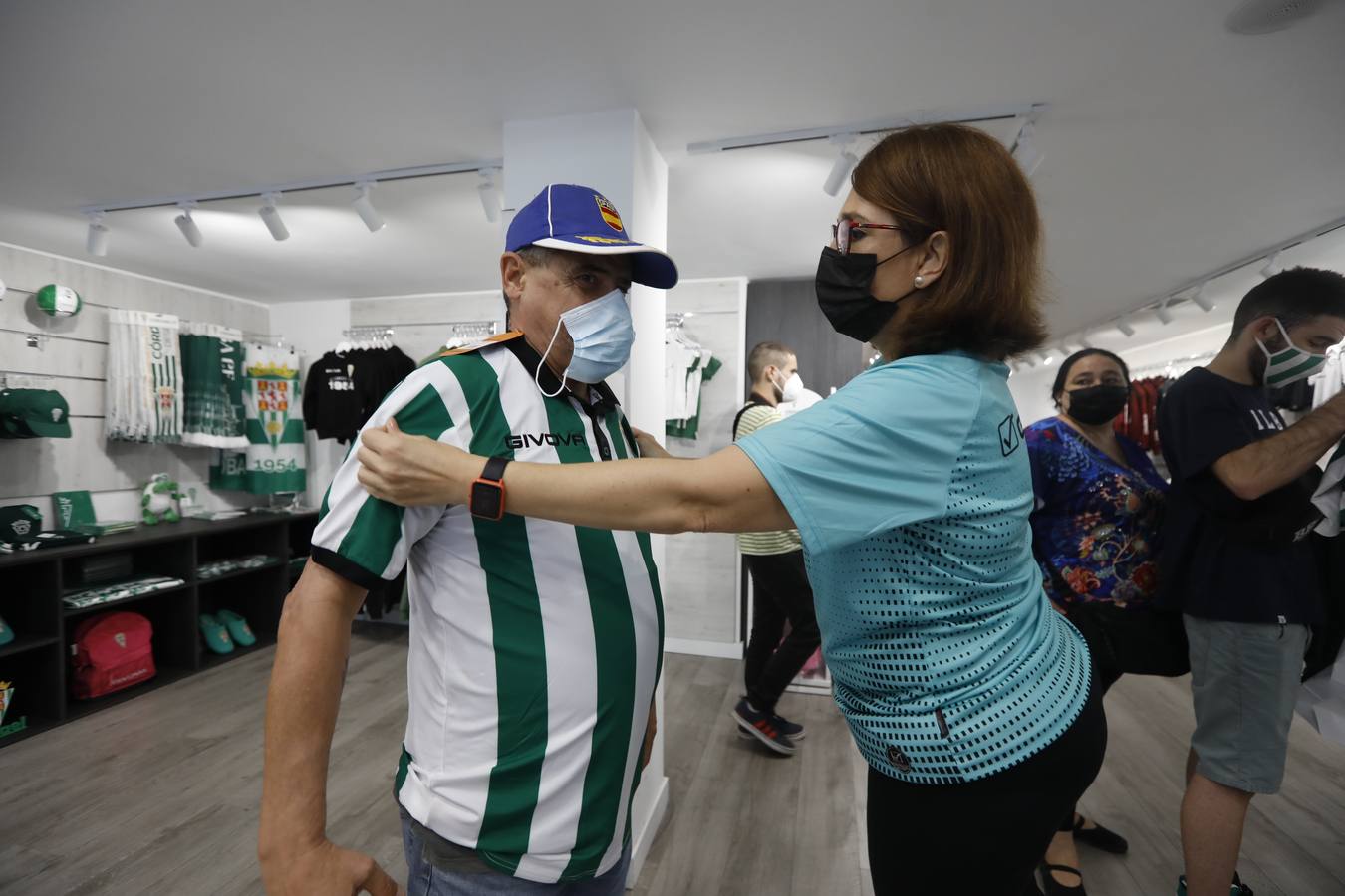 En imágenes, la tienda del Córdoba CF vende ya las nuevas camisetas