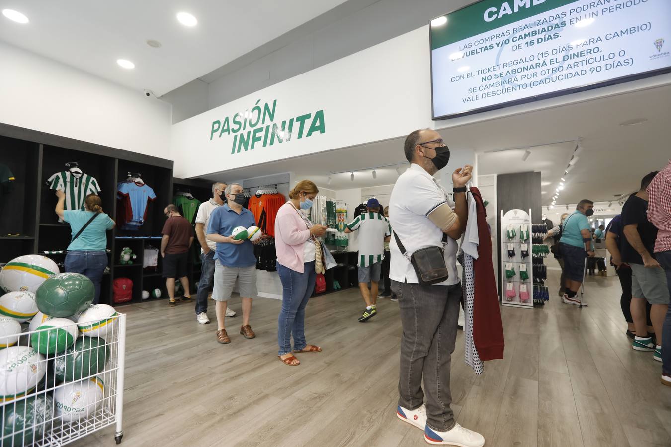 En imágenes, la tienda del Córdoba CF vende ya las nuevas camisetas