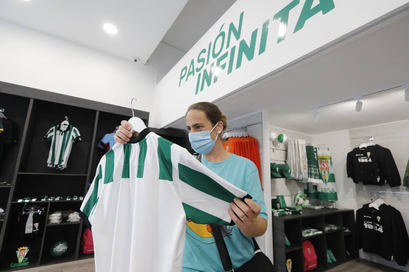 En imágenes, la tienda del Córdoba CF vende ya las nuevas camisetas