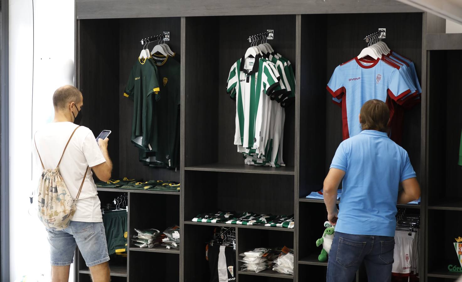 En imágenes, la tienda del Córdoba CF vende ya las nuevas camisetas