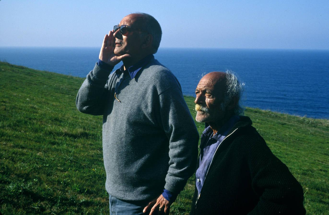 Mario Camus, en un rodaje en su Cantabria natal. 