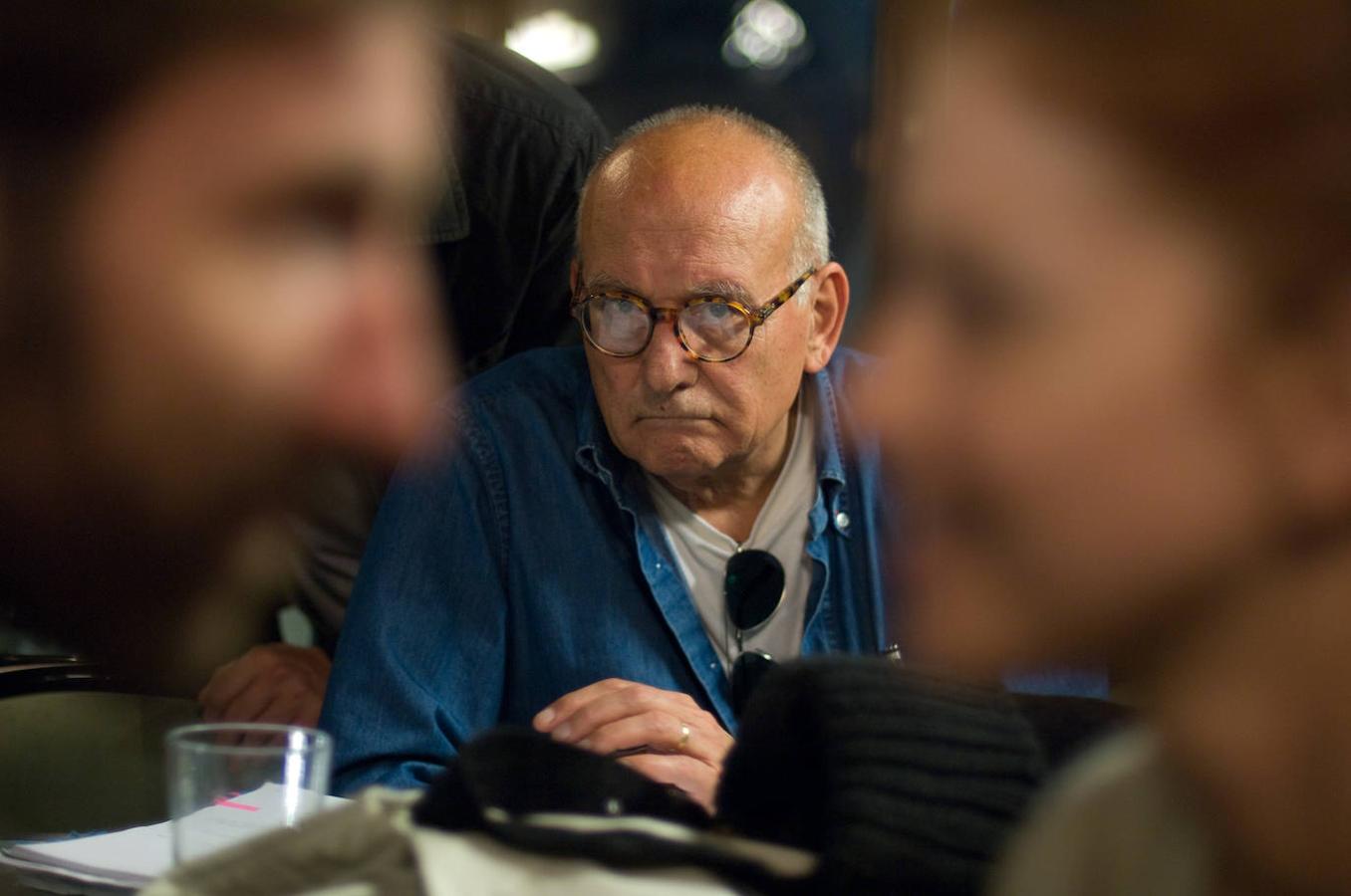 Mario Camus observa con atención a Antonio de la Torre en el rodaje de 'El prado de las estrellas' (2006). 