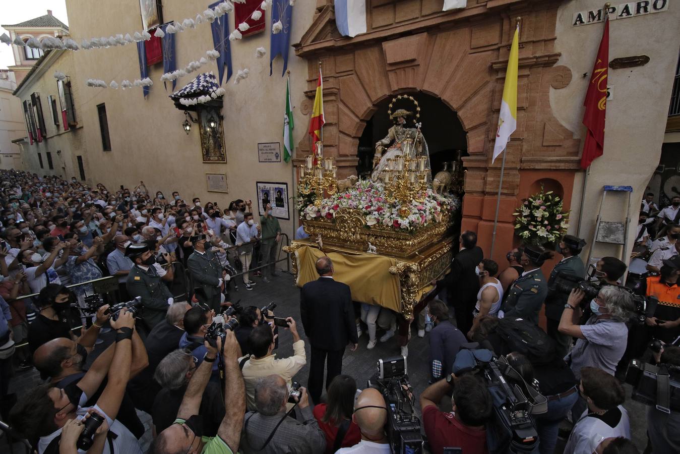 En imágenes: la Pastora de Santa Marina, por las calles de Sevilla