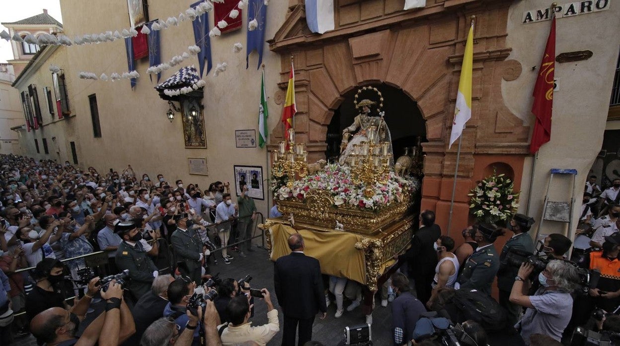 En imágenes: la Pastora de Santa Marina, por las calles de Sevilla