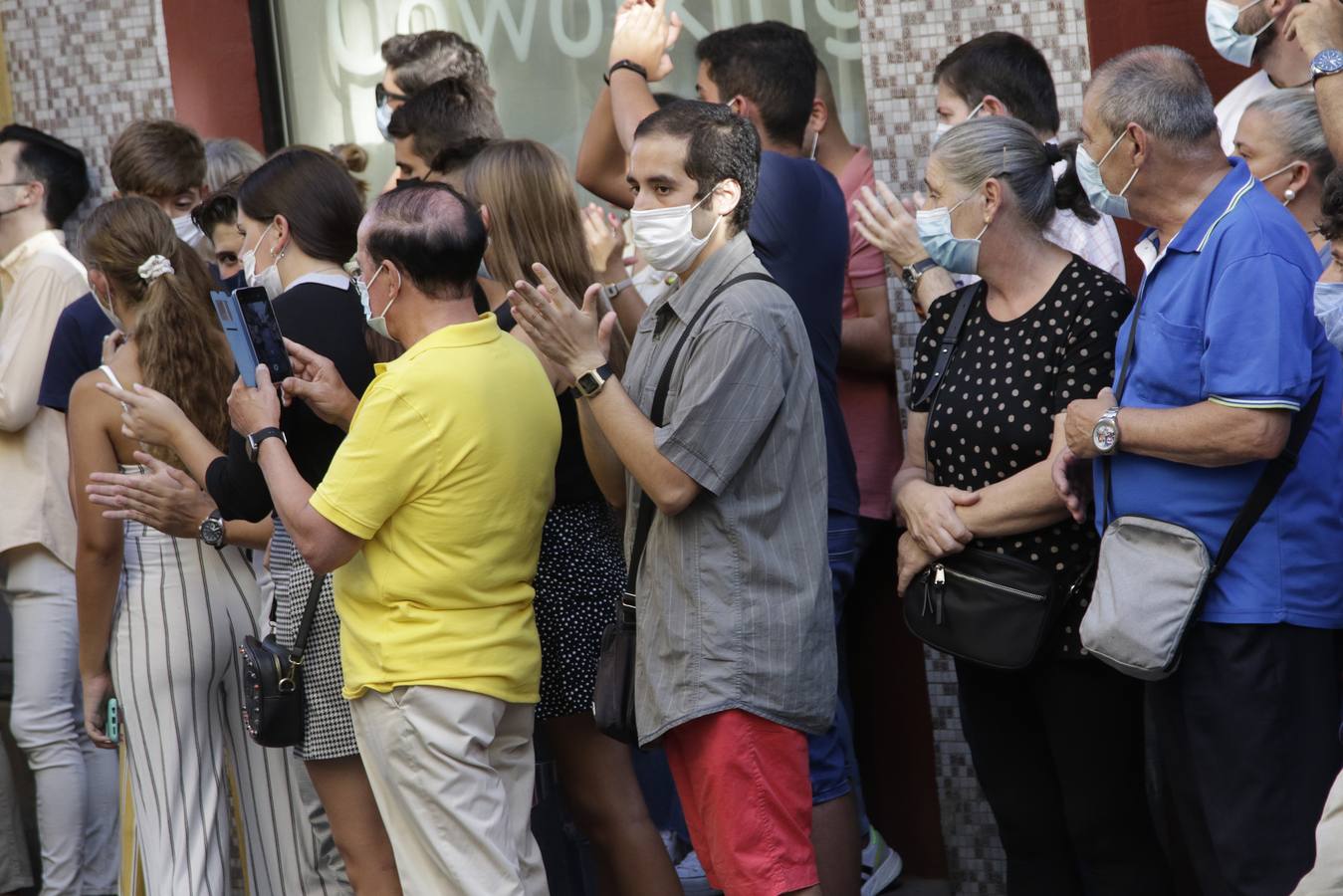 En imágenes: la Pastora de Santa Marina, por las calles de Sevilla