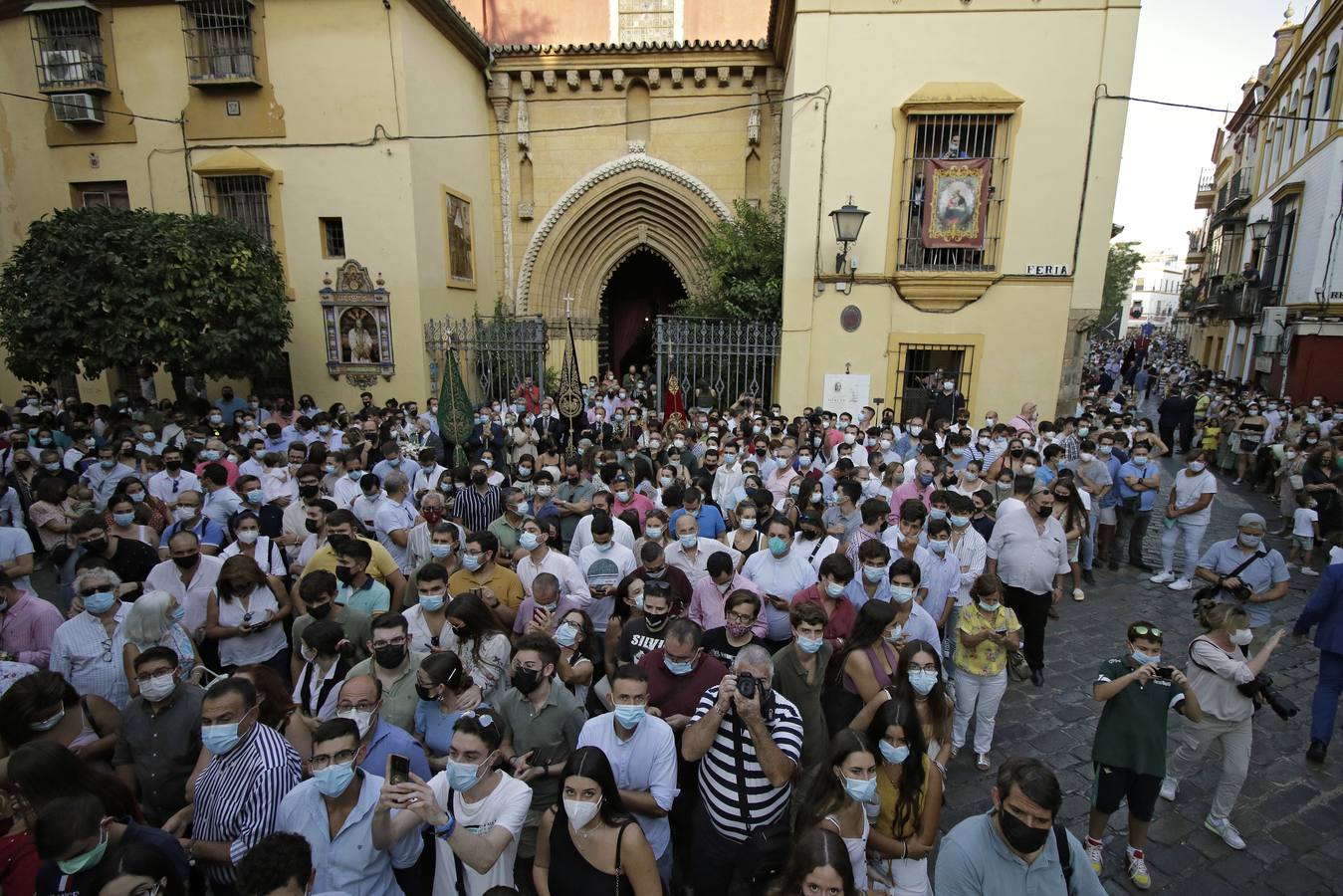 En imágenes: la Pastora de Santa Marina, por las calles de Sevilla