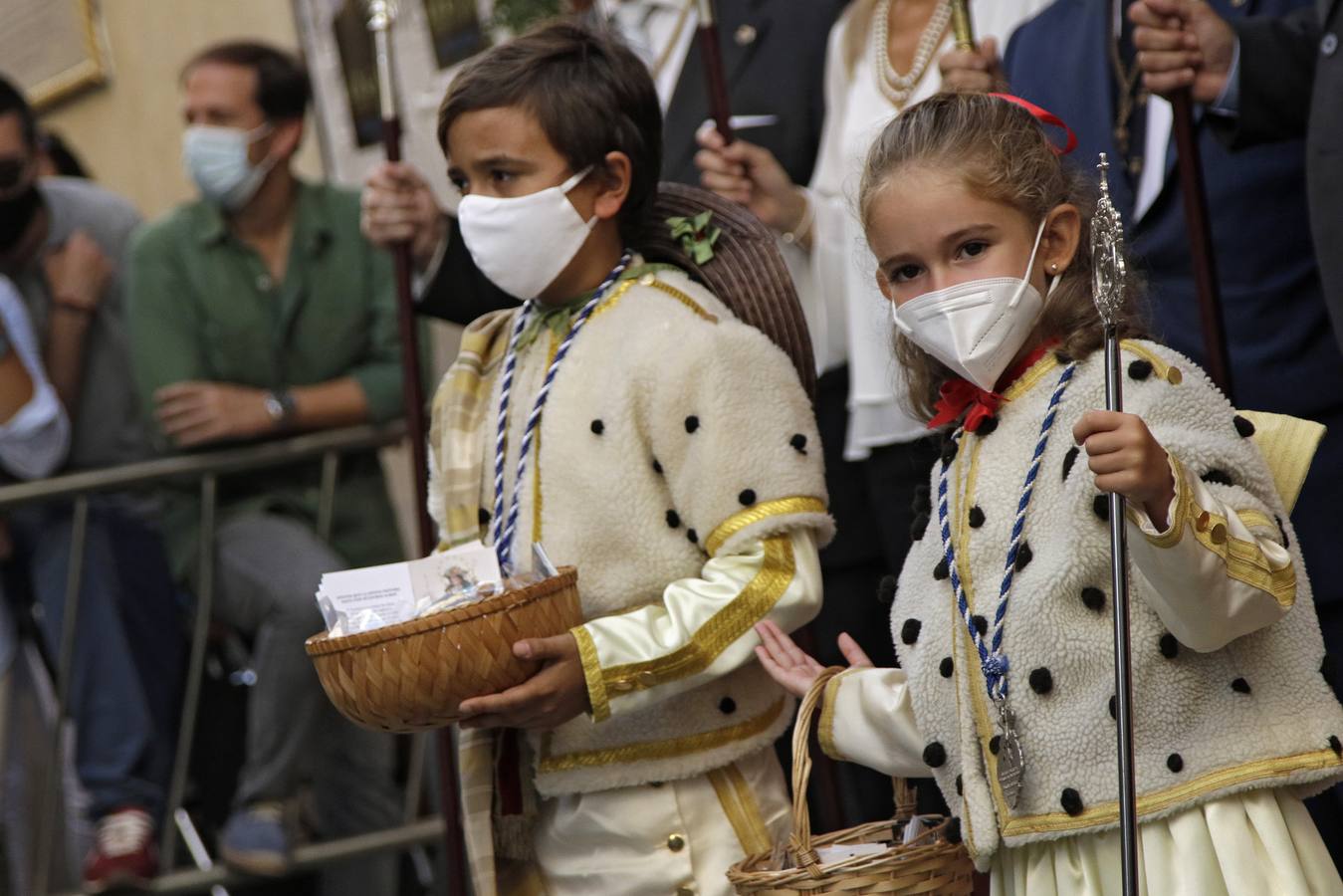 En imágenes: la Pastora de Santa Marina, por las calles de Sevilla