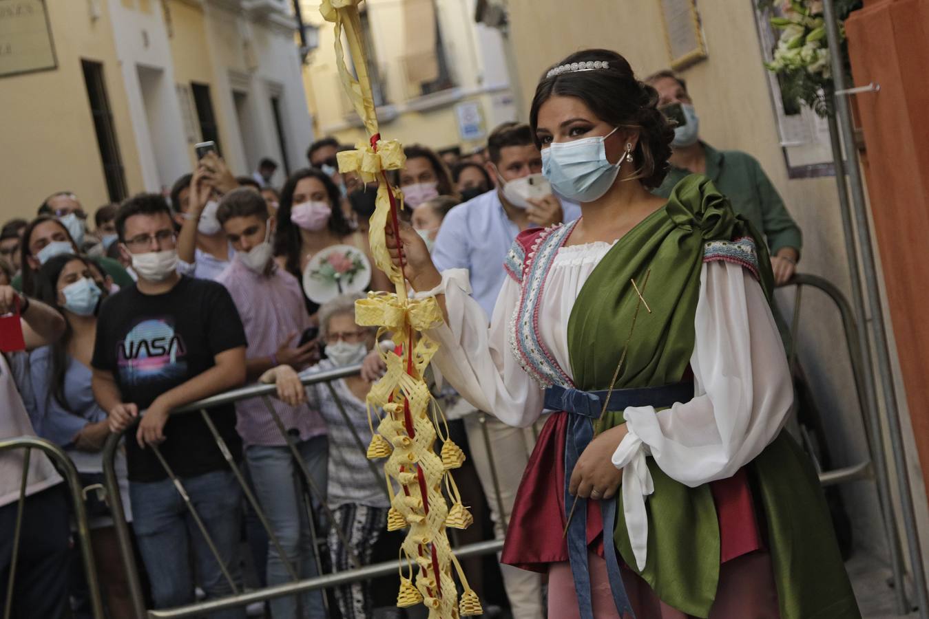 En imágenes: la Pastora de Santa Marina, por las calles de Sevilla