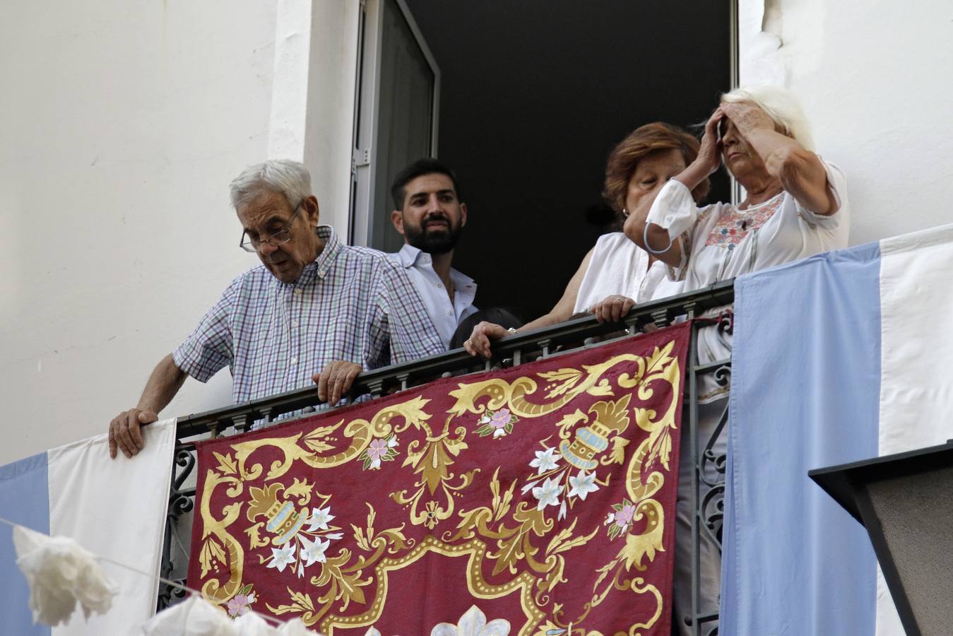 En imágenes: la Pastora de Santa Marina, por las calles de Sevilla