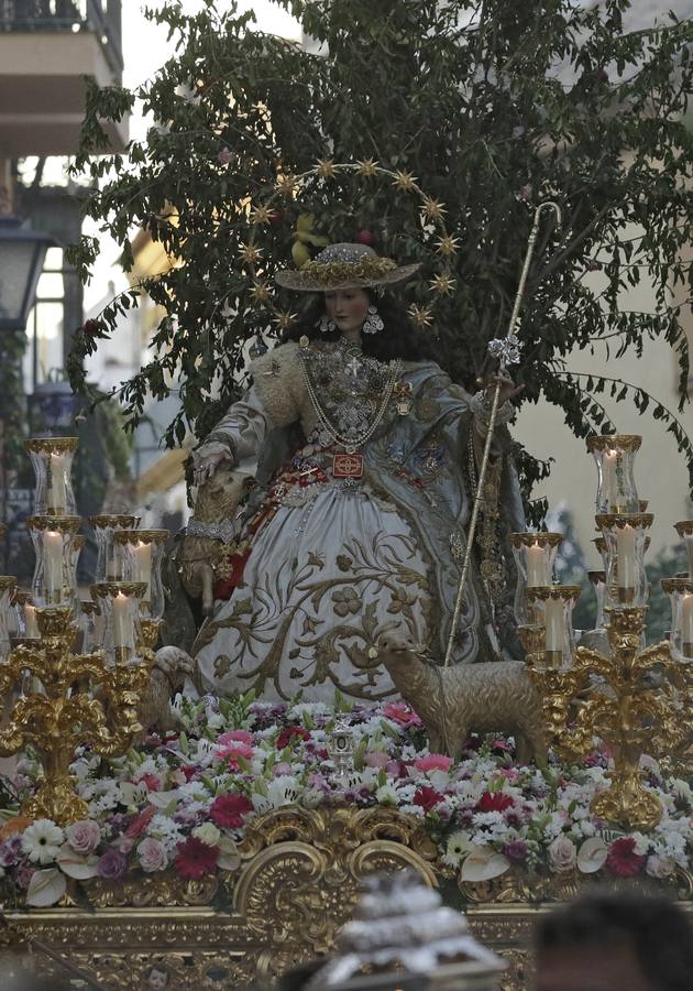 En imágenes: la Pastora de Santa Marina, por las calles de Sevilla